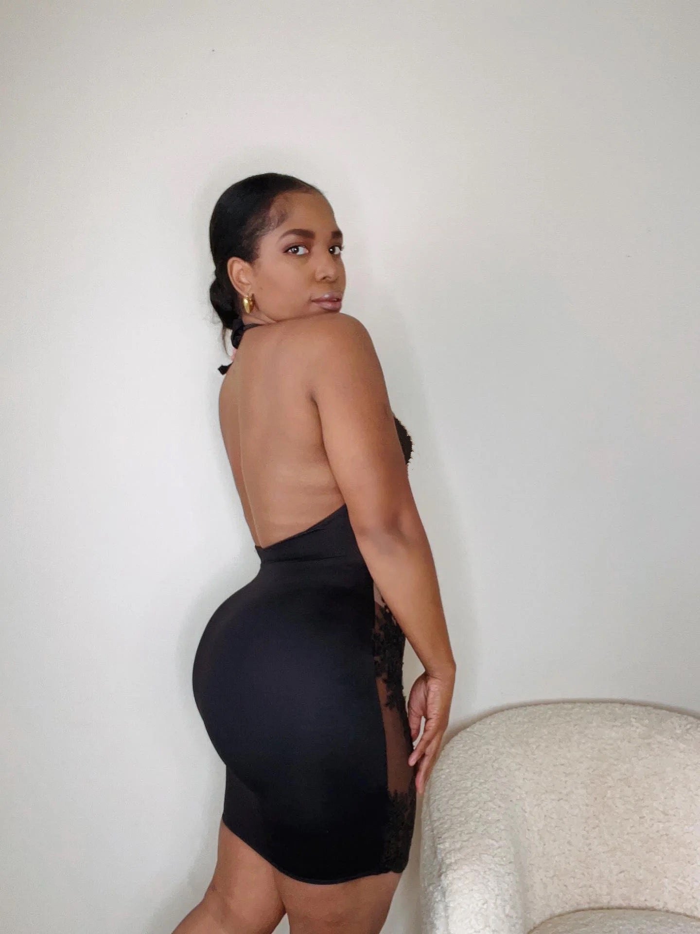 Her dress black