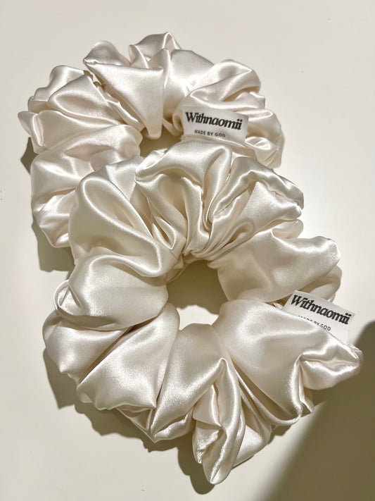 Satin on Sundays  | XXL scrunchie ivory logo